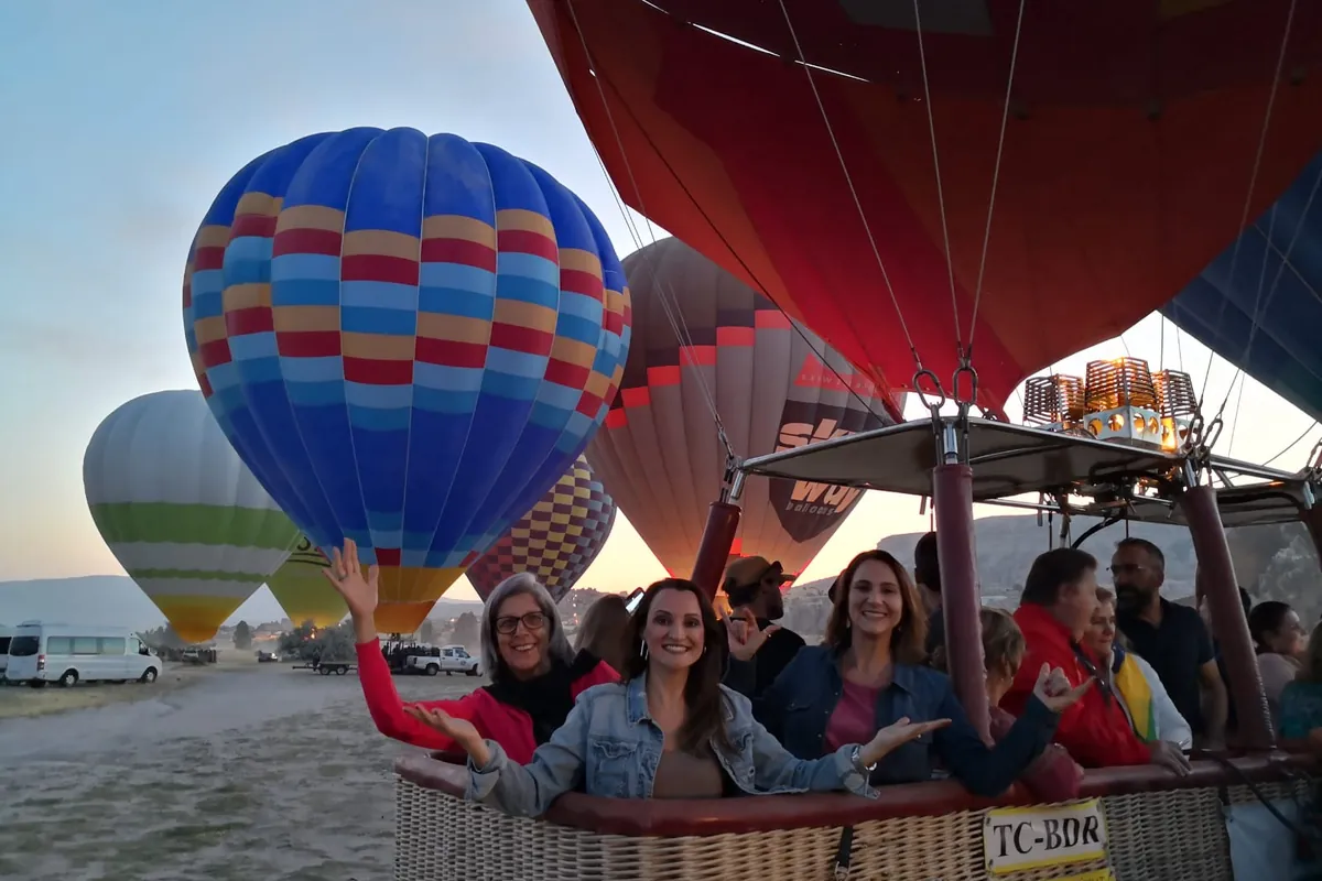 Cliente sorrindo dentro do balão com vista panorâmica
