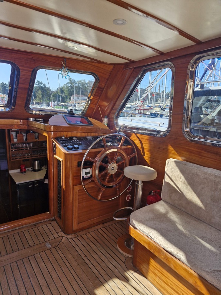 Cabine do capitão — interior em madeira nobre