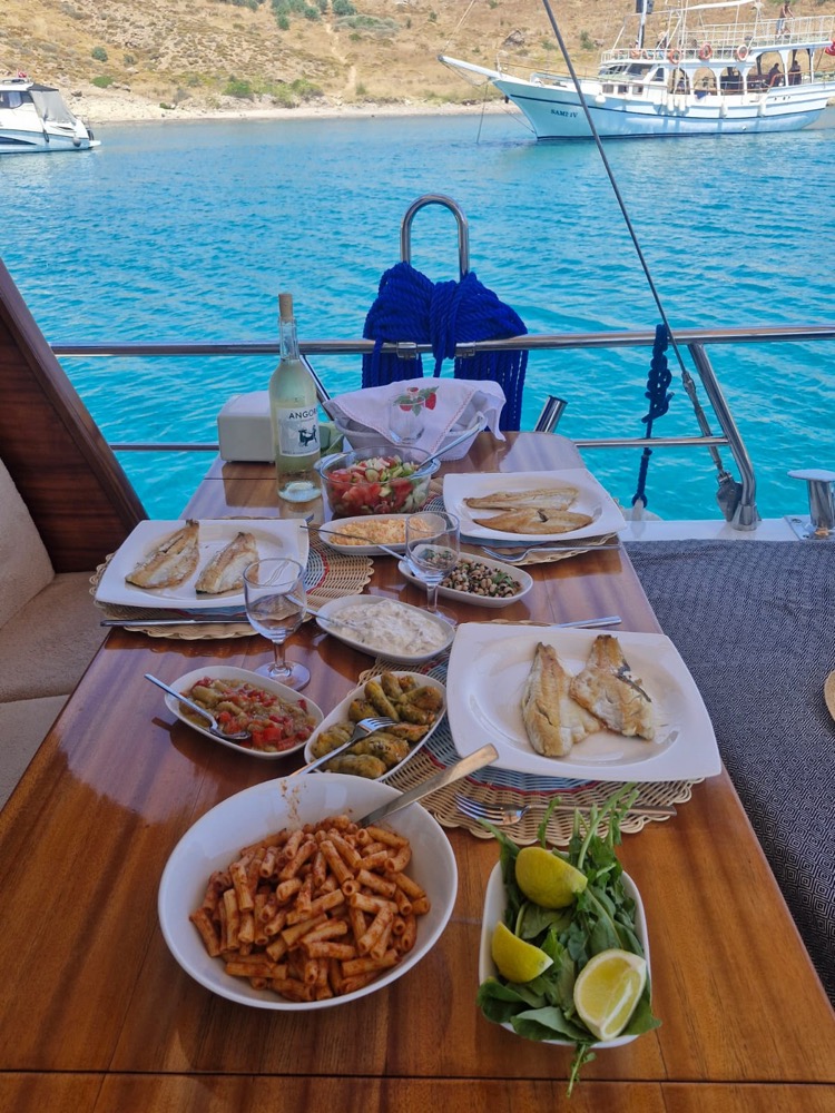 Mesa de almoço — peixe, saladas, vinho