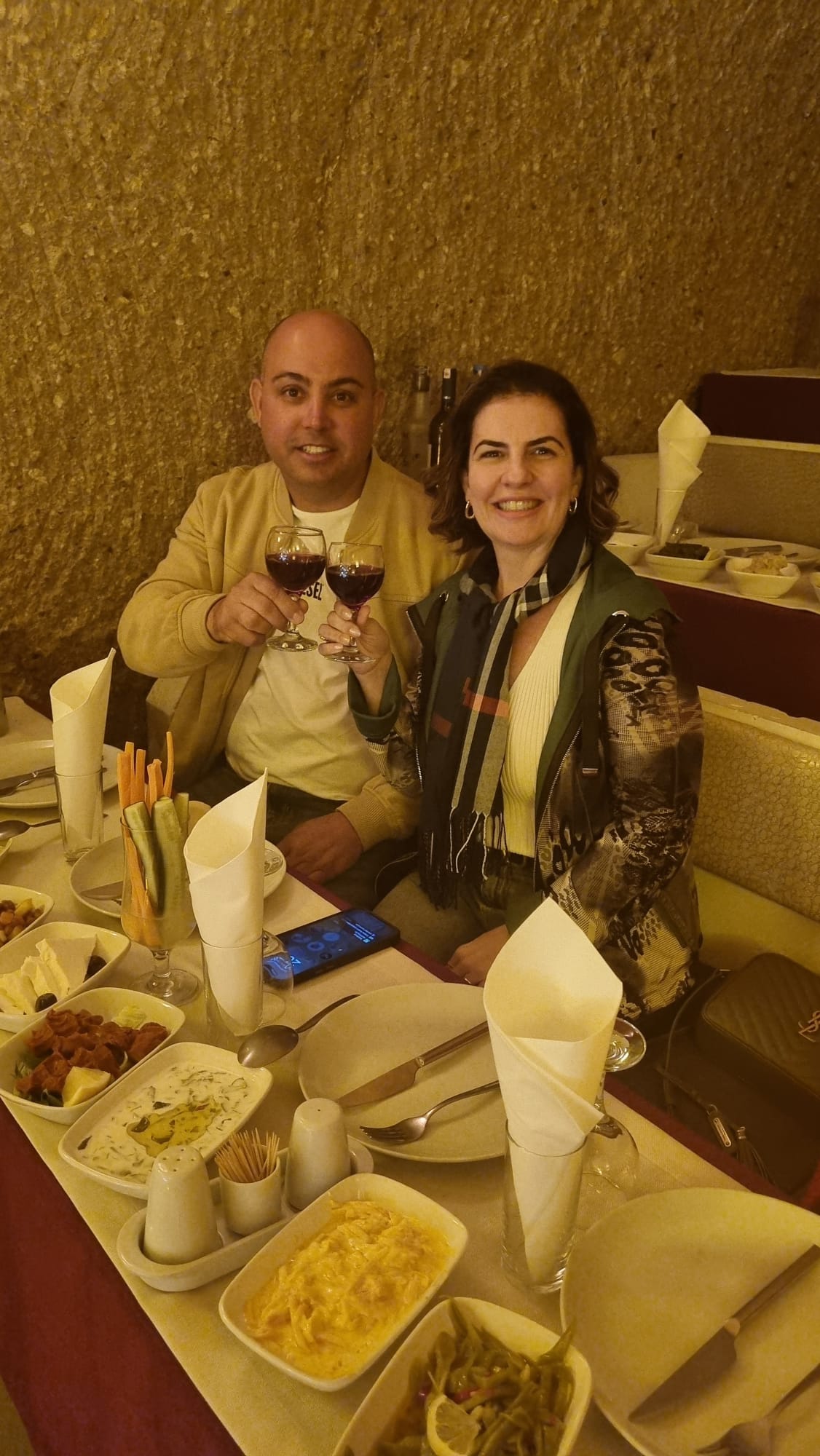 Casal jantando com vinho na caverna do show turco na Capadócia