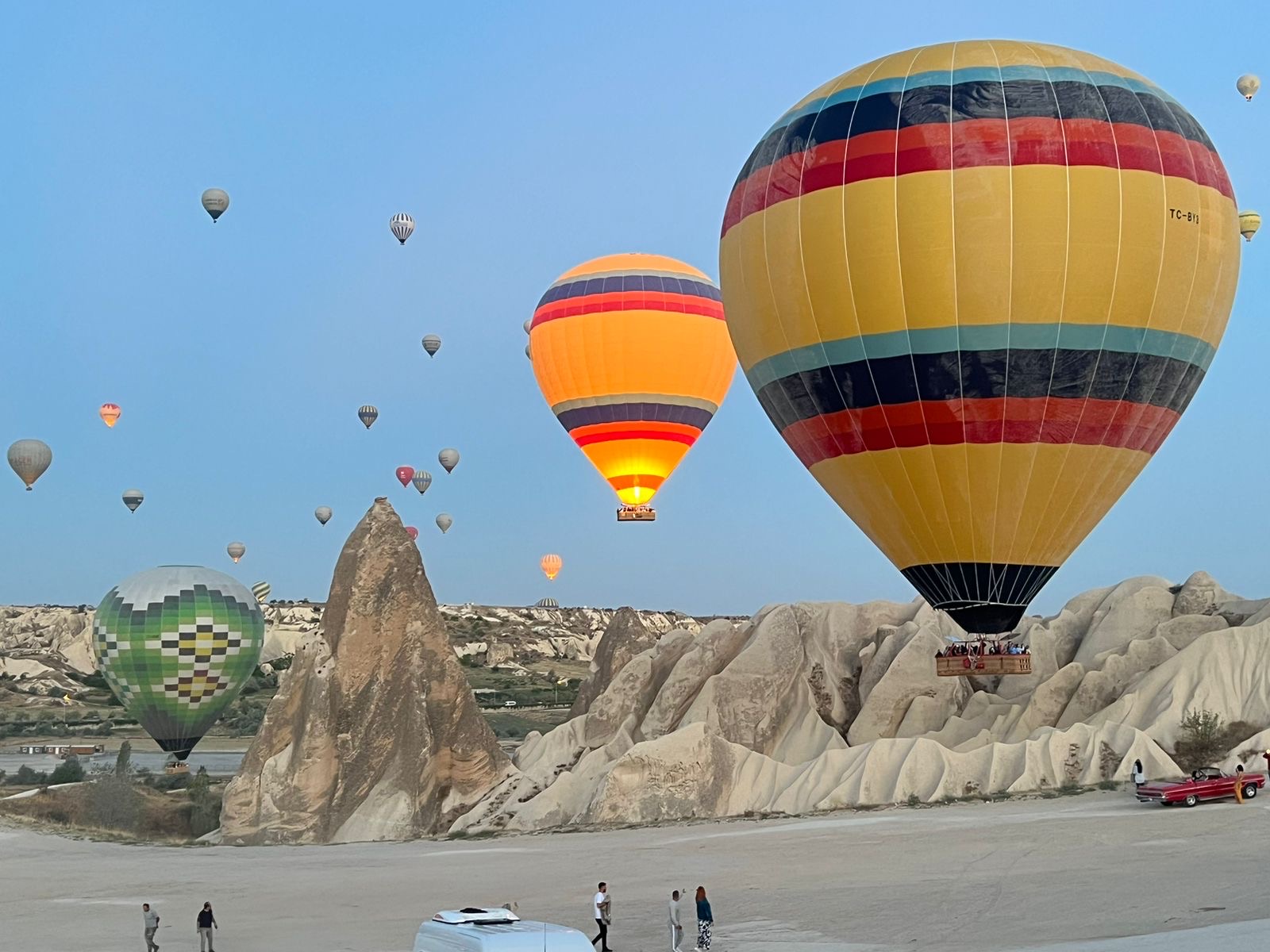 Balões coloridos sobre as chaminés de fadas de Göreme ao amanhecer