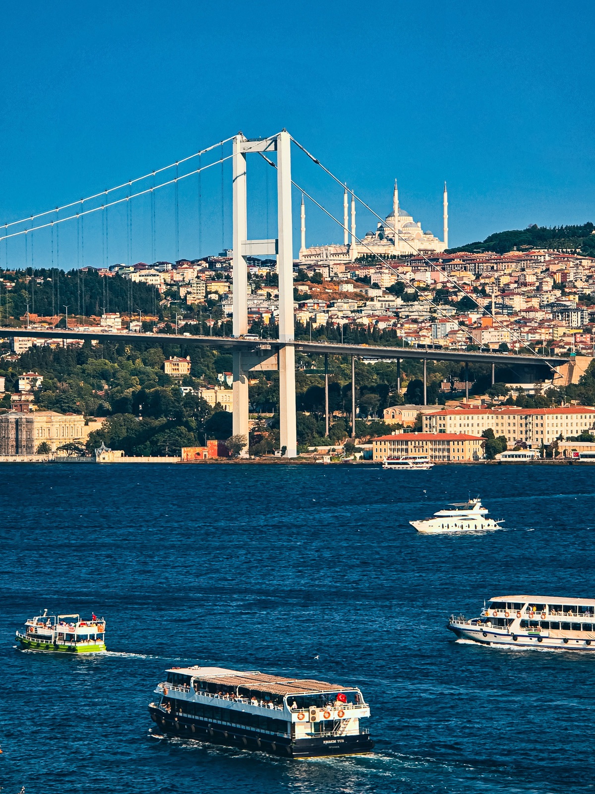 Ponte do Bósforo com barcos navegando, Istambul