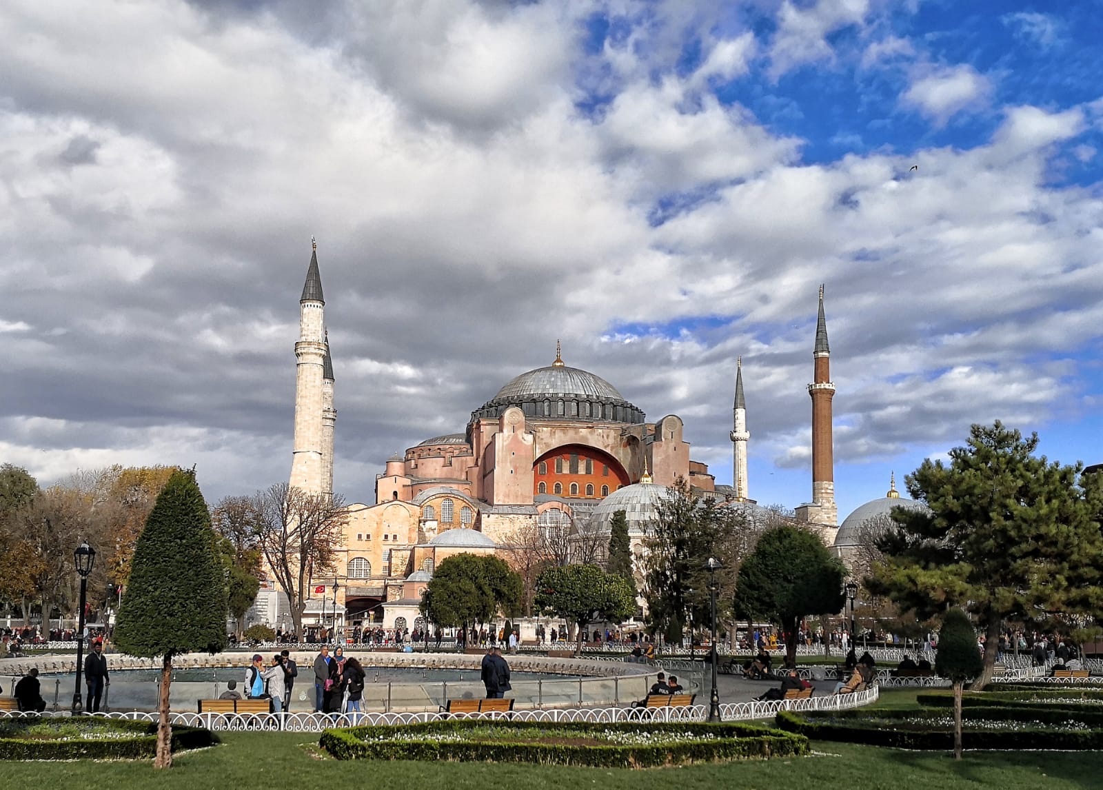 Santa Sofia vista do Parque Sultanahmet sob céu com nuvens, Istambul
