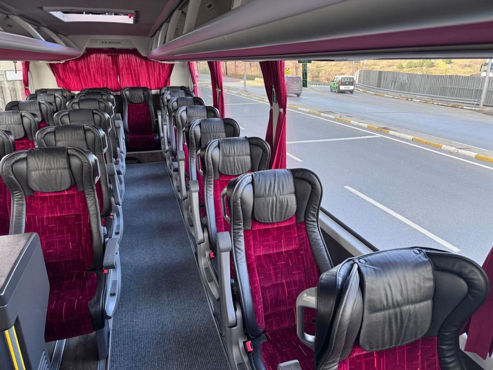 Ônibus executivo: fileiras de poltronas vistas da frente