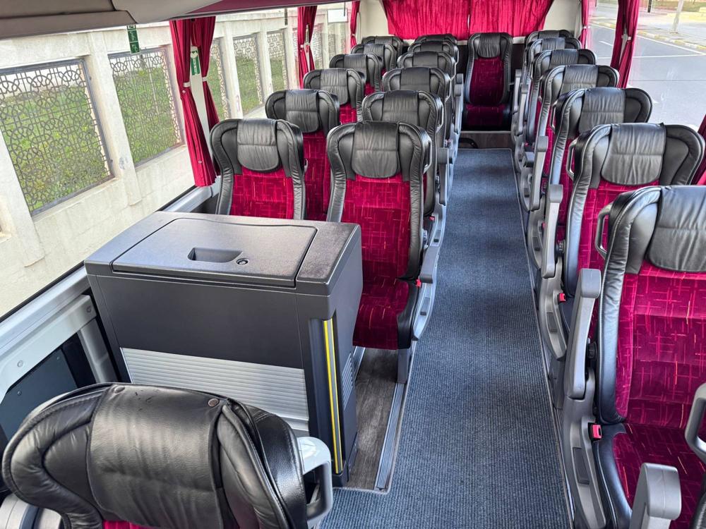 Ônibus executivo: geladeira a bordo junto às poltronas