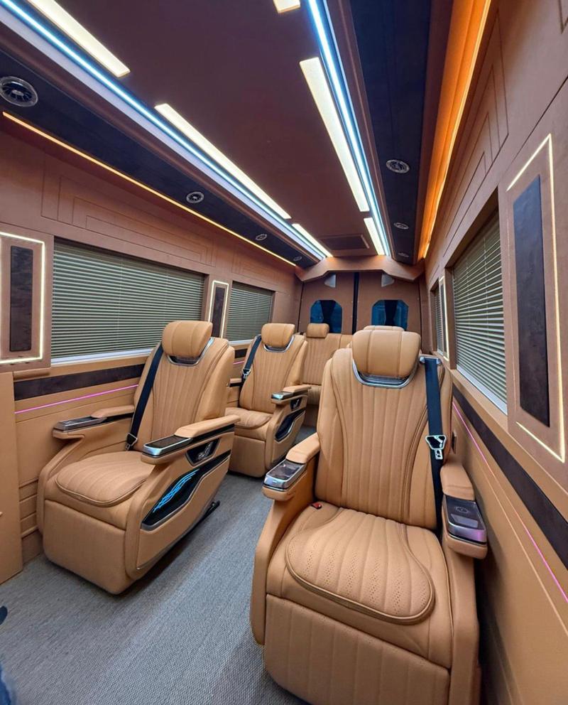 Sprinter VIP: poltrona de couro reclinável com iluminação ambiente
