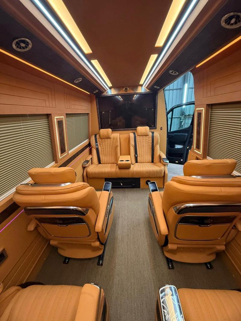 Sprinter VIP: sofá de couro e TV na frente da cabine