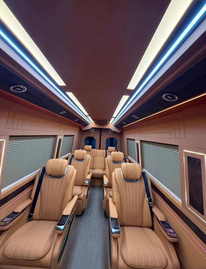 Sprinter VIP: poltronas de couro em fileiras, vista do fundo do veículo