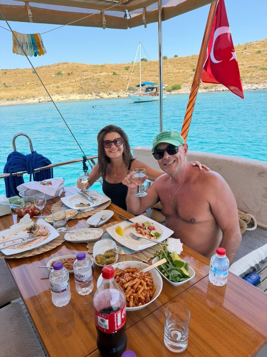 Casal brindando no almoço a bordo