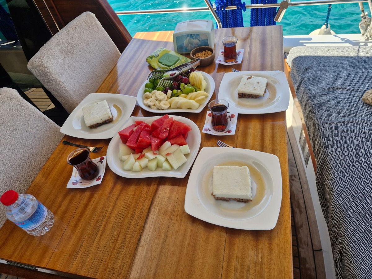 Mesa de frutas, melancia e chá turco a bordo